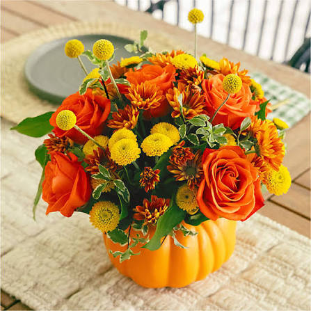 Crafting Cozy Centerpieces: Selecting Warm-Hued Flowers for Memorable Fall Gatherings