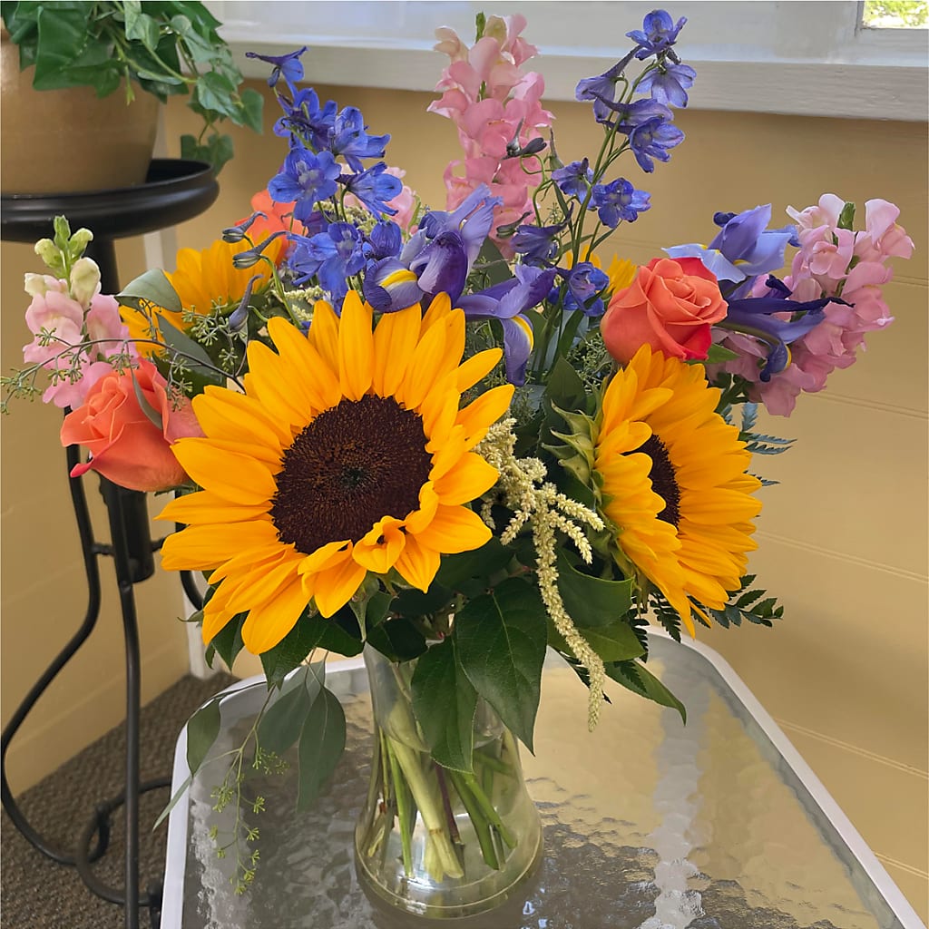 Rays of Life Bouquet – PETERSEN & TIETZ FLORISTS & GREENHOUSES, Waterloo IA